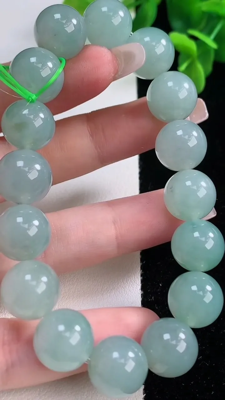 天然A货翡翠圆珠手串，尺寸12.2-16颗，重量:52.88g12月20日
工厂直销收藏佳品,种好水足，色泽均匀，有种有色，上手高大气！