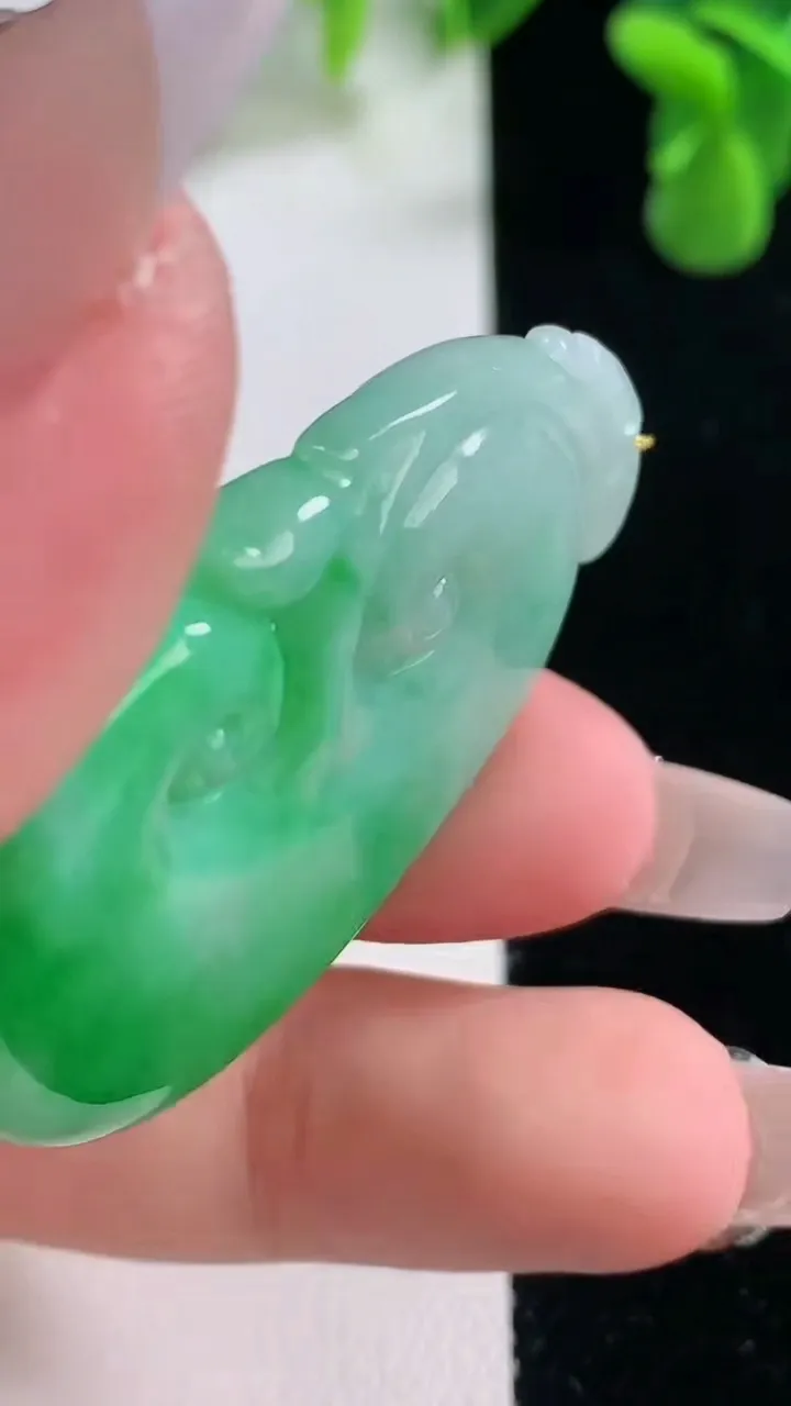 天然A货翡翠如意吊坠，尺寸45.2-30.8-5.7，重量:16.85g
12月20日