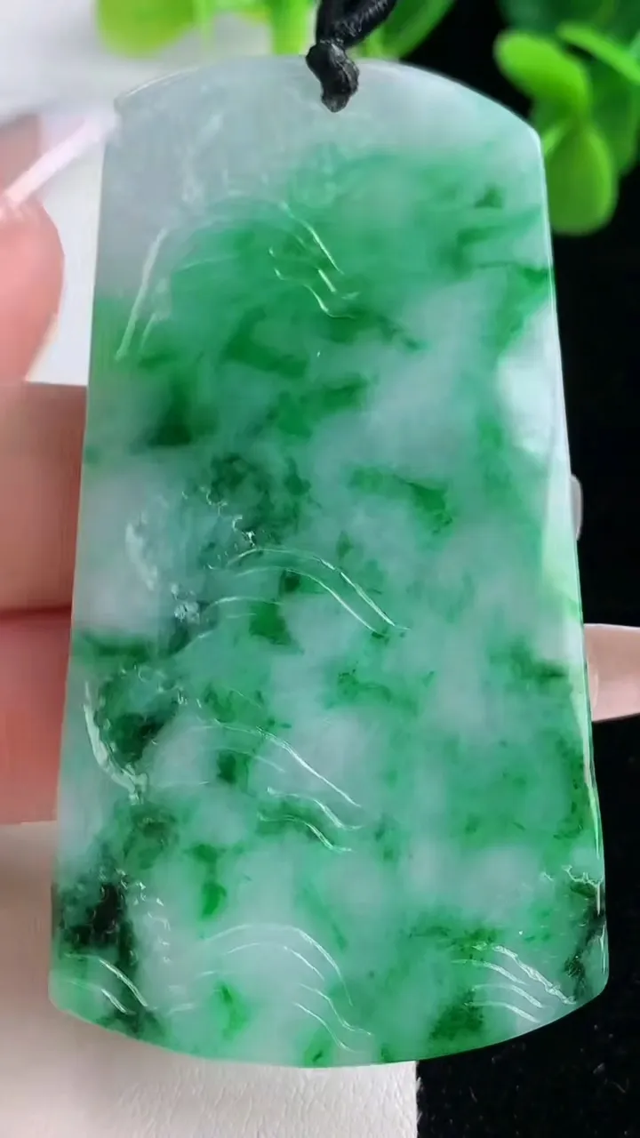 天然A货翡翠山水牌吊坠，尺寸67.7-37.6-3.9，重量:27.30g
12月20日