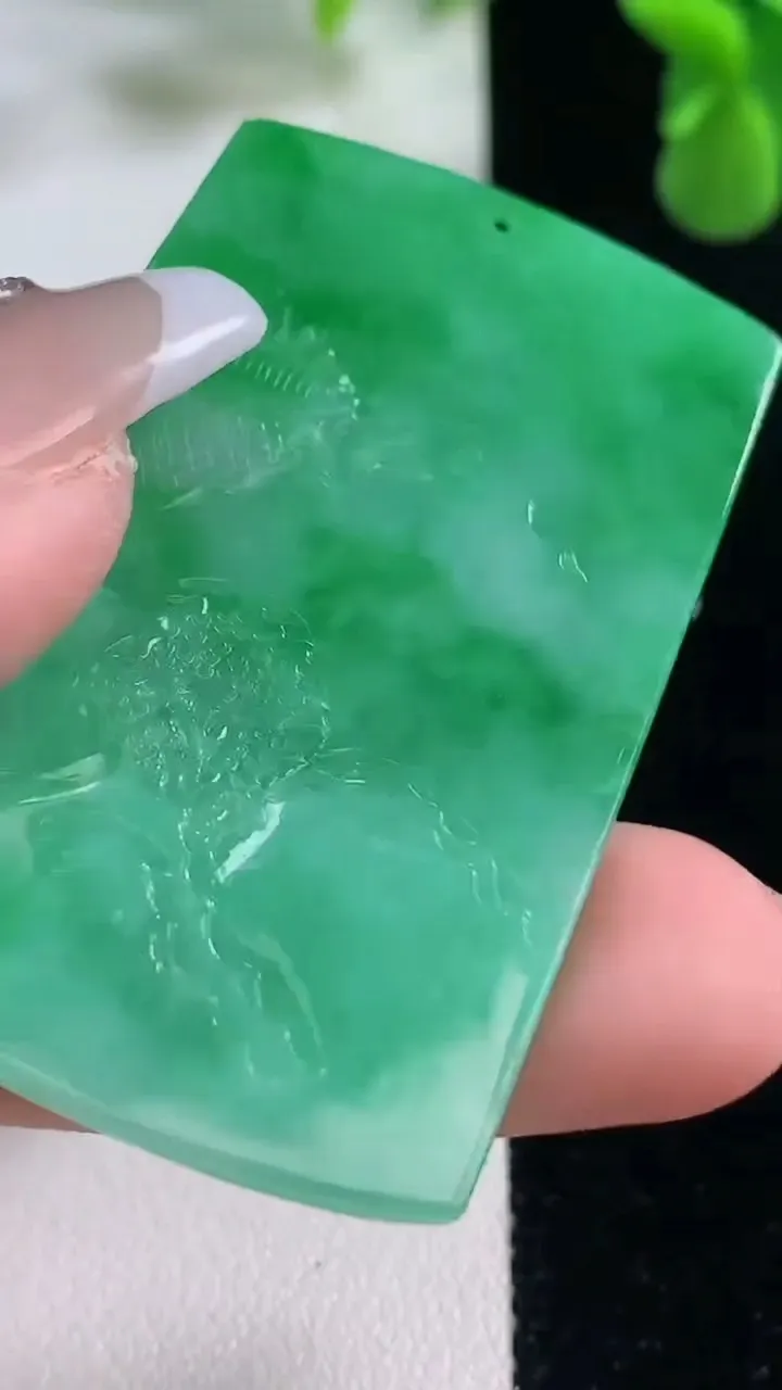 天然A货翡翠山水牌吊坠，尺寸51.3-32.8-5.2，重量:24.60g
12月20日