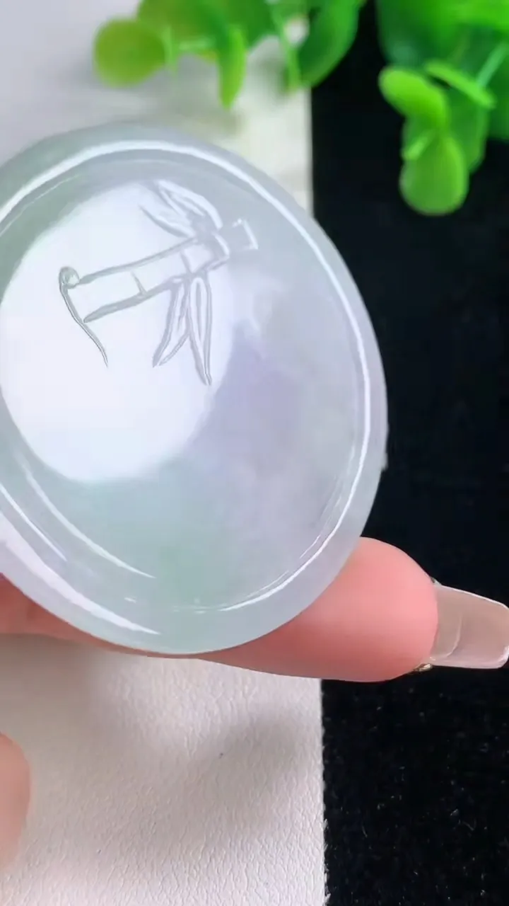 天然A货翡翠观音菩萨吊坠，尺寸53.6-47.6-5，重量:26.86g
12月20日