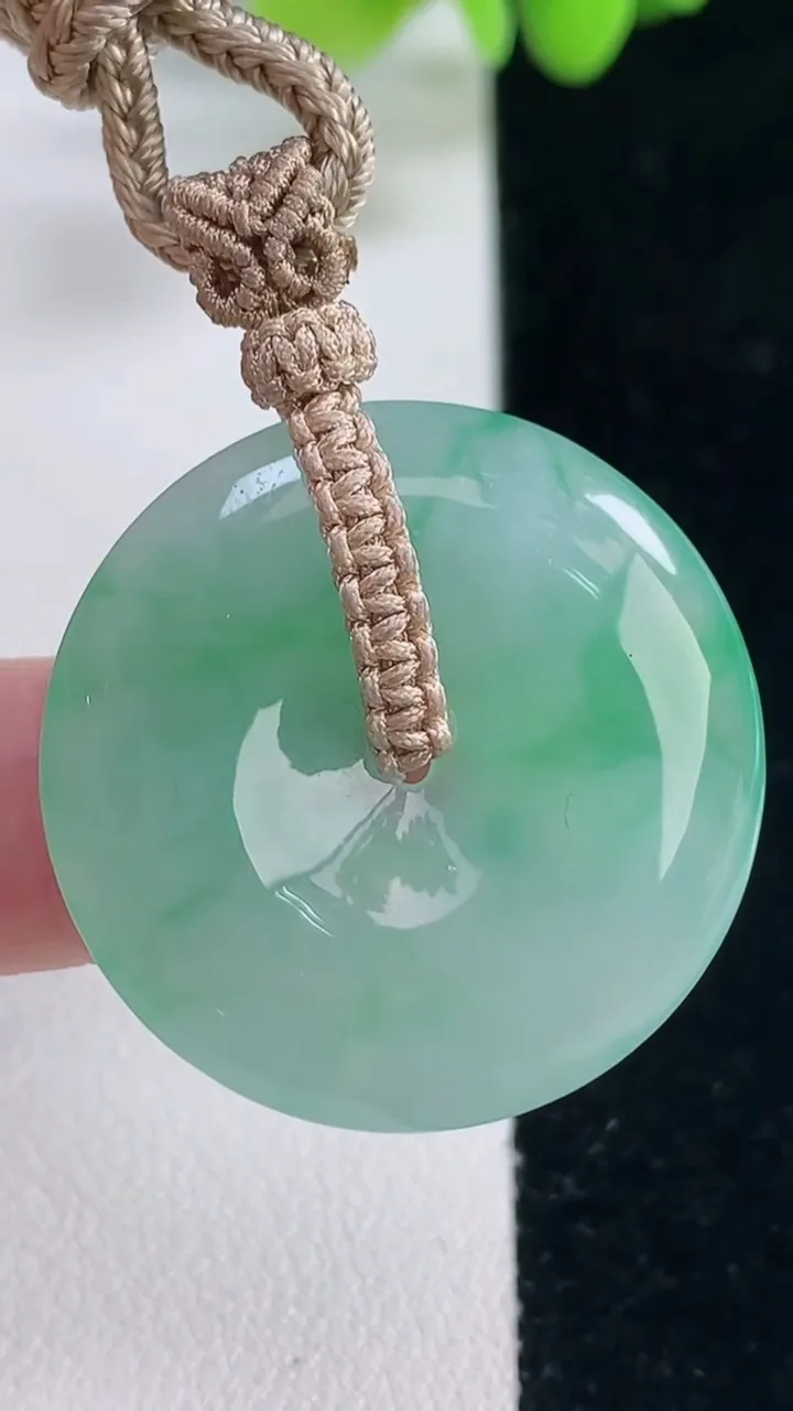 天然A货翡翠平安扣吊坠，尺寸29.5-5，重量:12.03g
12月20日