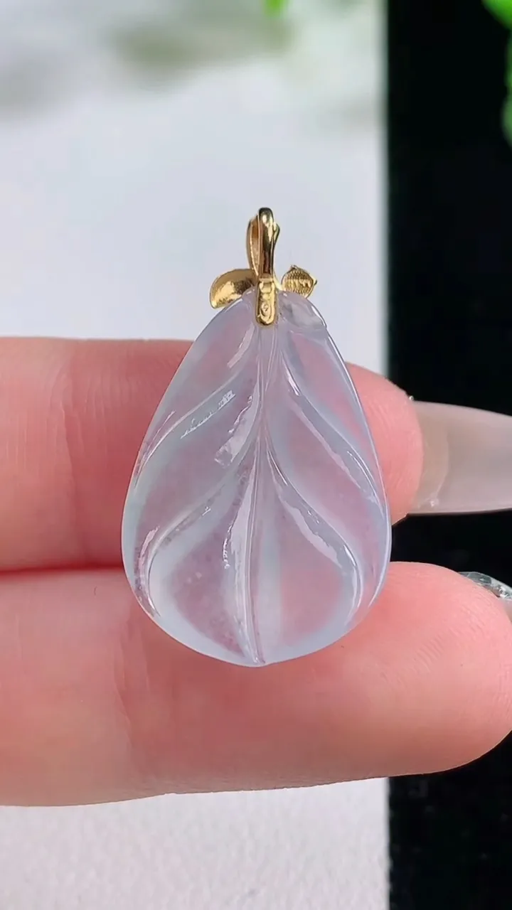 天然A货翡翠种白冰金枝玉叶 叶子吊坠，尺寸23.3-16.8-3，重量:22.00g
12月20日