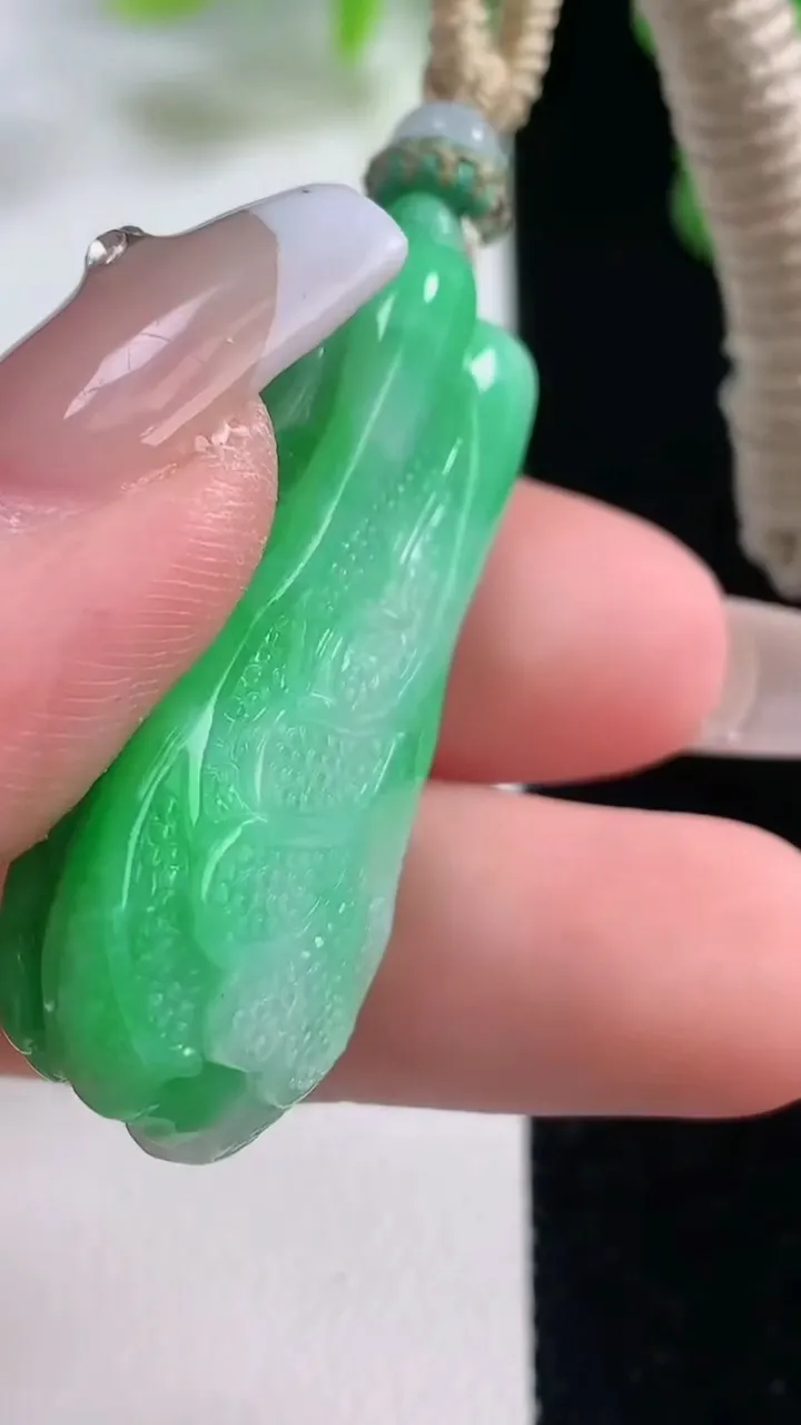 天然A货翡翠白菜吊坠，尺寸42-19.7-10.3，重量:18.57g
12月20日