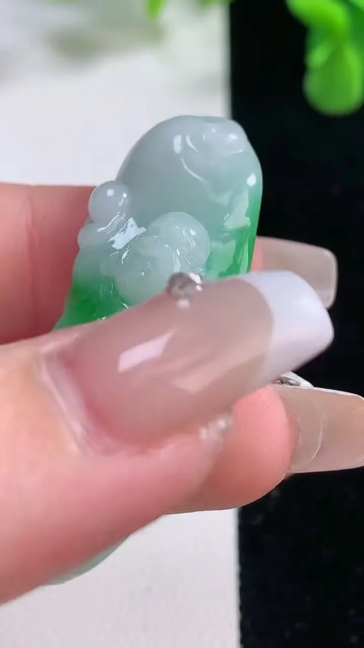 天然A货翡翠布袋佛吊坠，尺寸45.6-14.8-8.2，重量:10.34g
12月20日