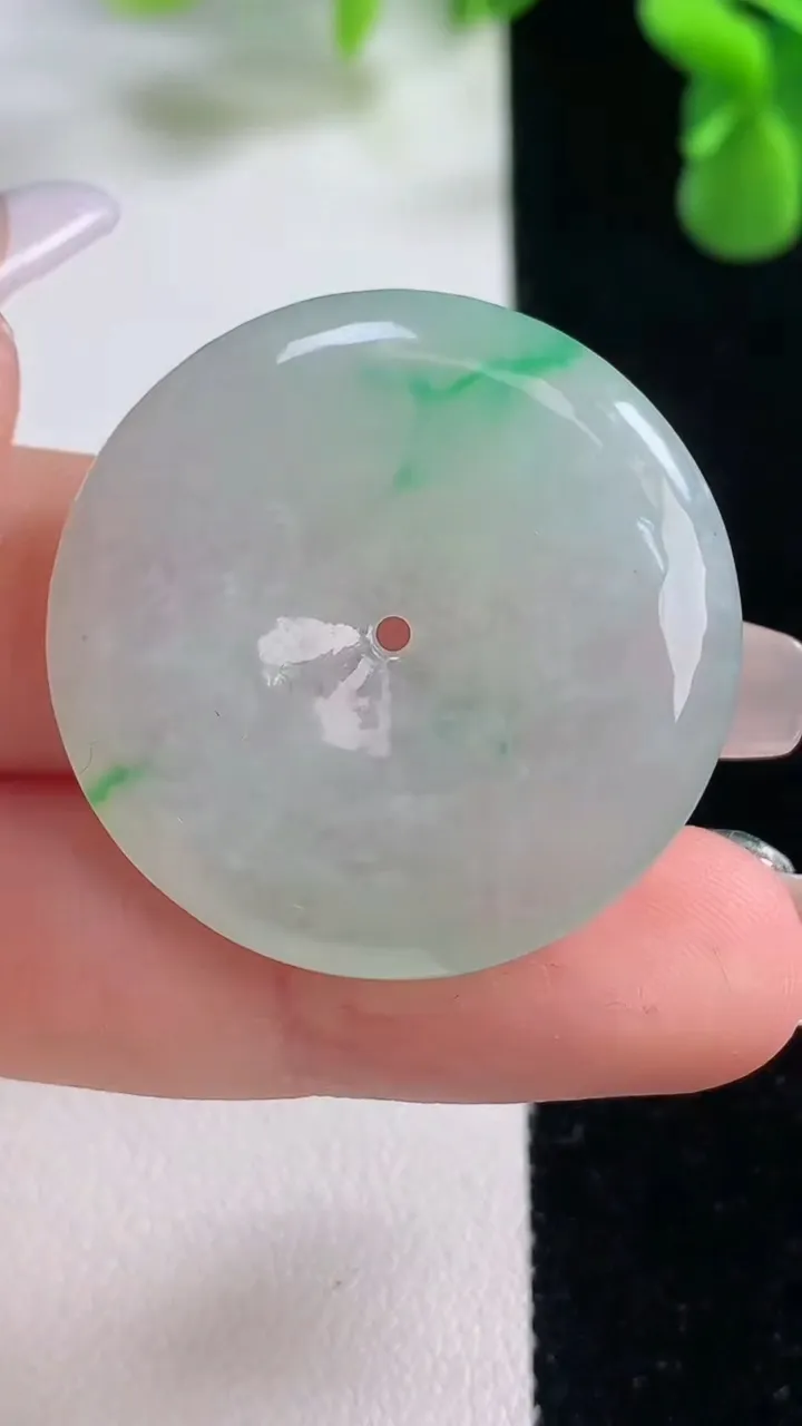 天然A货翡翠平安扣吊坠，尺寸32-5.7，重量:13.04g
12月20日