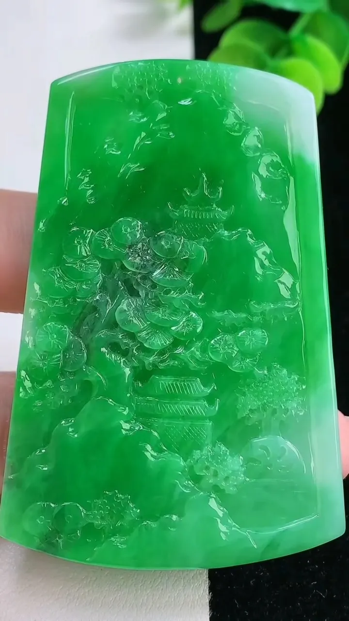 天然A货翡翠山水牌吊坠，尺寸64.5-43.4-6.4，重量:42.21g
12月20日