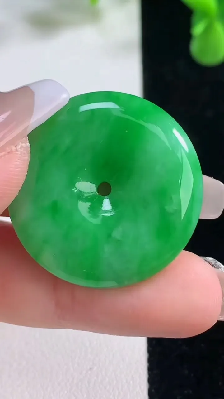 天然A货翡翠平安扣吊坠，尺寸28.8-5.6，重量:10.85g
12月20日