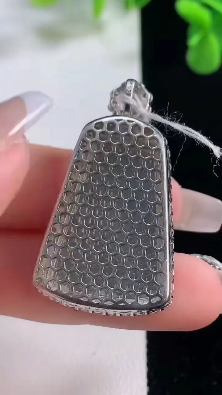 天然A货翡翠无事牌吊坠，尺寸39.7-23-8.1，裸石28.8-18.9重量:8.38g
12月20日