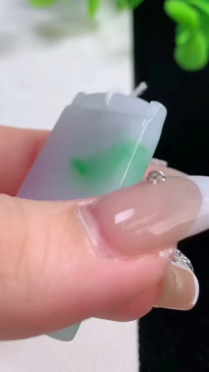 天然A货翡翠无事牌吊坠，尺寸41-23-4.6，重量:14.39g
12月20日