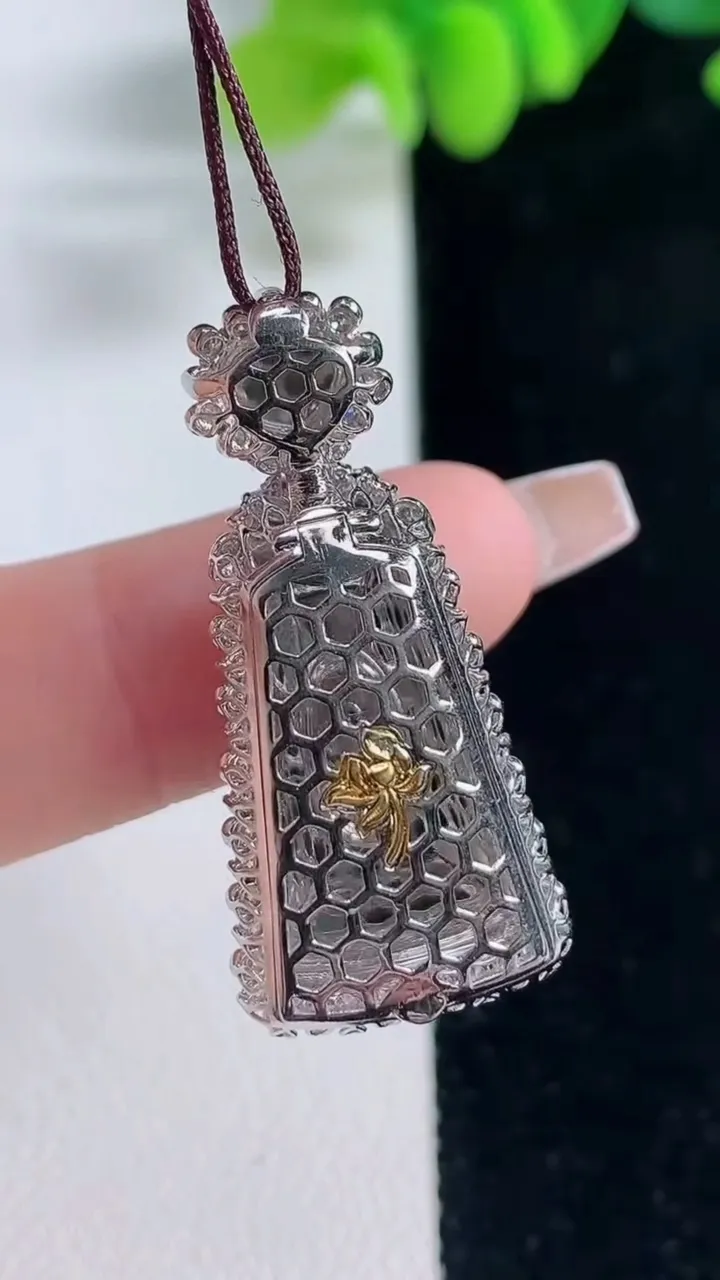 天然A货翡翠无事牌吊坠，尺寸34-14.8-8.9，裸石20.5-12.7重量:4.53g
12月20日