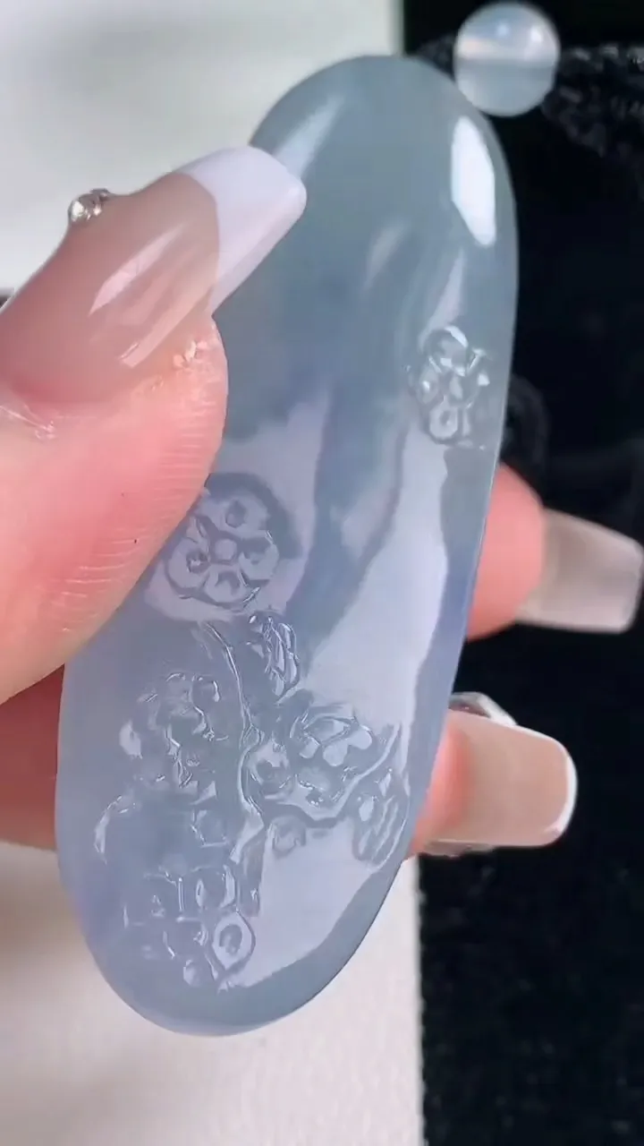 天然A货翡翠紫罗兰梅花吊坠，尺寸58.8-19.8-14.2，重量:37.19g
12月20日