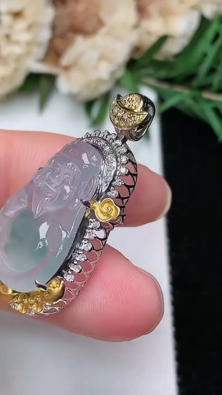 天然A货翡翠飘花财神爷吊坠，尺寸33.3-17.2-8.9，裸石21.3-14.5，重量:4.30g
12月20日