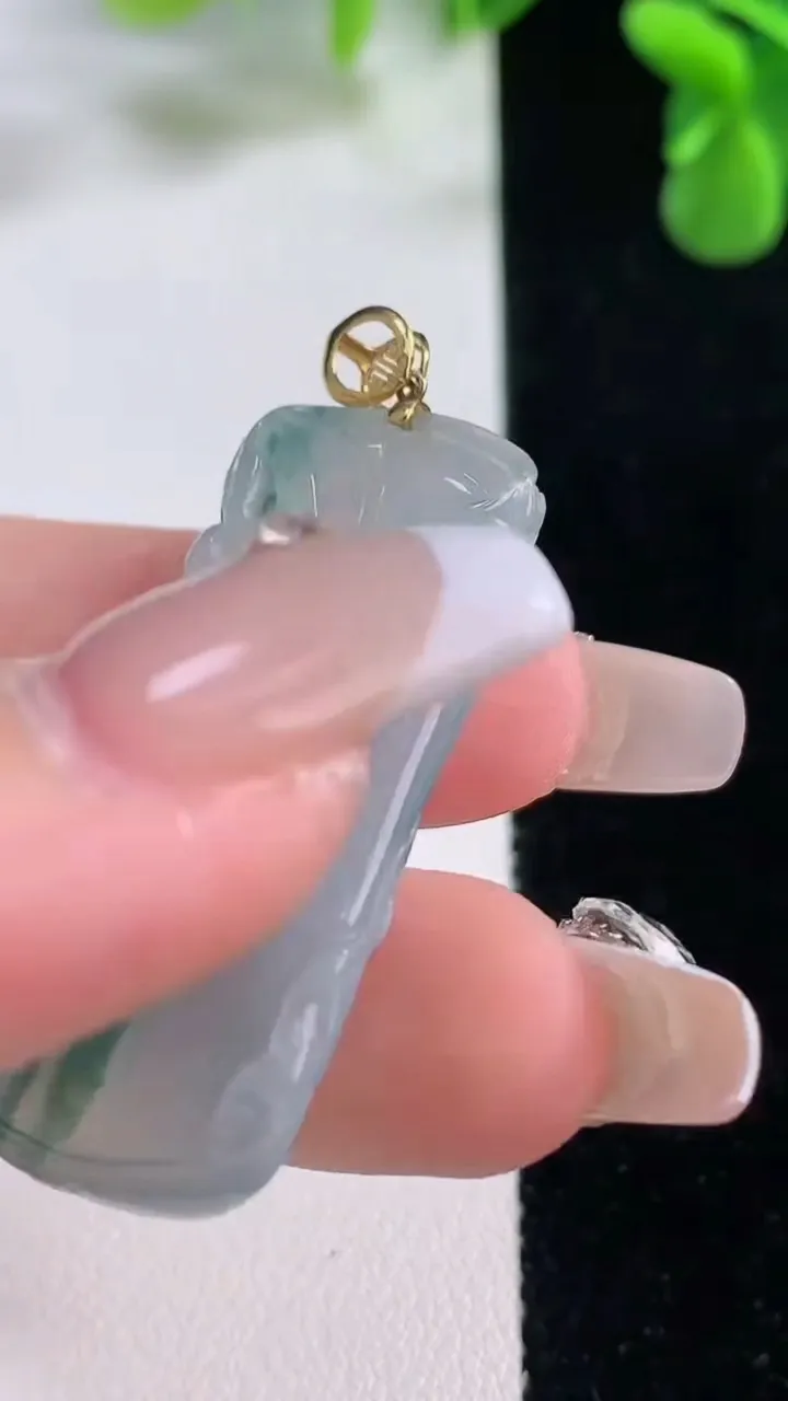 天然A货翡翠种飘花节节高升 竹节吊坠，尺寸39.8-22.4-5.6，重量:10.87g
12月20