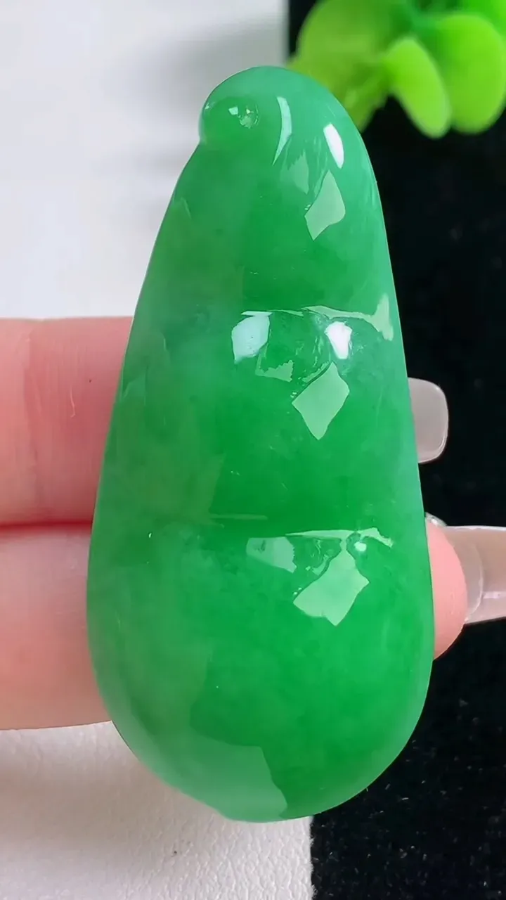 天然A货翡翠福豆吊坠，尺寸52.4-24.2-11.3，重量:21.87g
12月20日