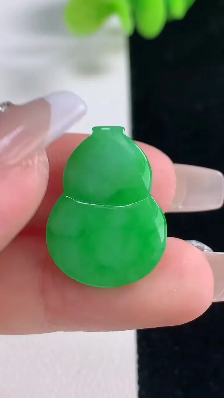 天然A货翡翠葫芦镶嵌件，尺寸23-17.2-5.8，重量:3.98g
12月20日