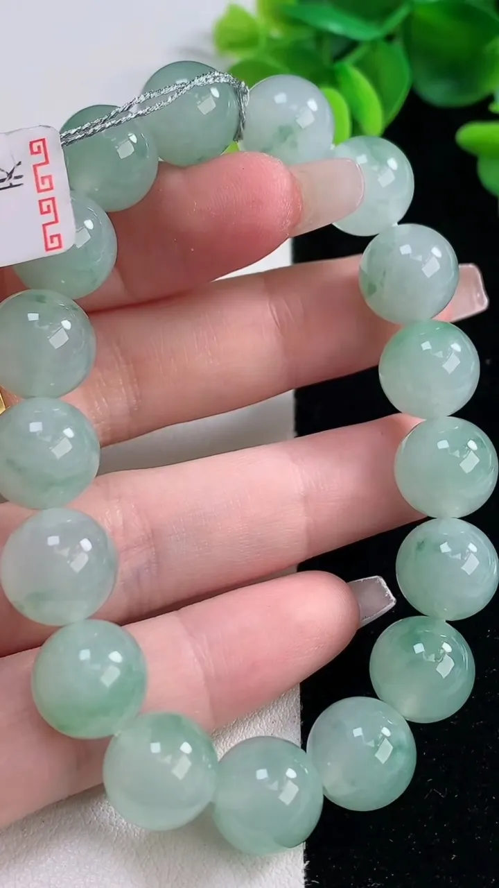 天然A货翡翠种飘花圆珠手串，尺寸11.4-17颗，重量:44.83g12月20日
工厂直销收藏佳品,种好水足，色泽均匀，有种有色，上手高大气！