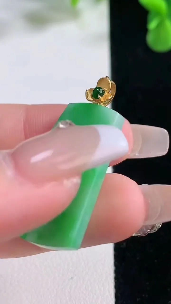 天然A货翡翠无事牌吊坠，尺寸30-20.6-2.7，重量:5.16g
12月20日