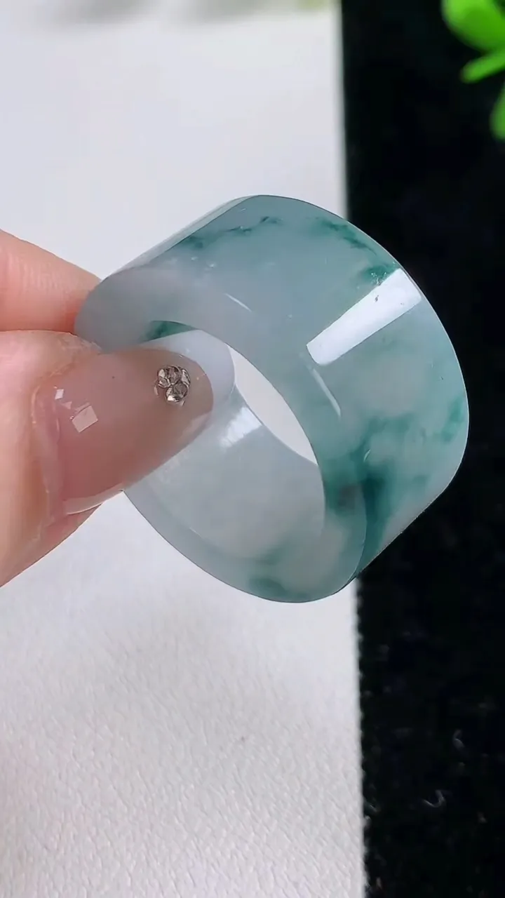 天然A货翡翠飘花方形指环扳指，尺寸20-12.7-4，重:12.49g2025年12月20日
工厂直销收藏佳品,种好水足，色泽均匀，有种有色，上手高大气！