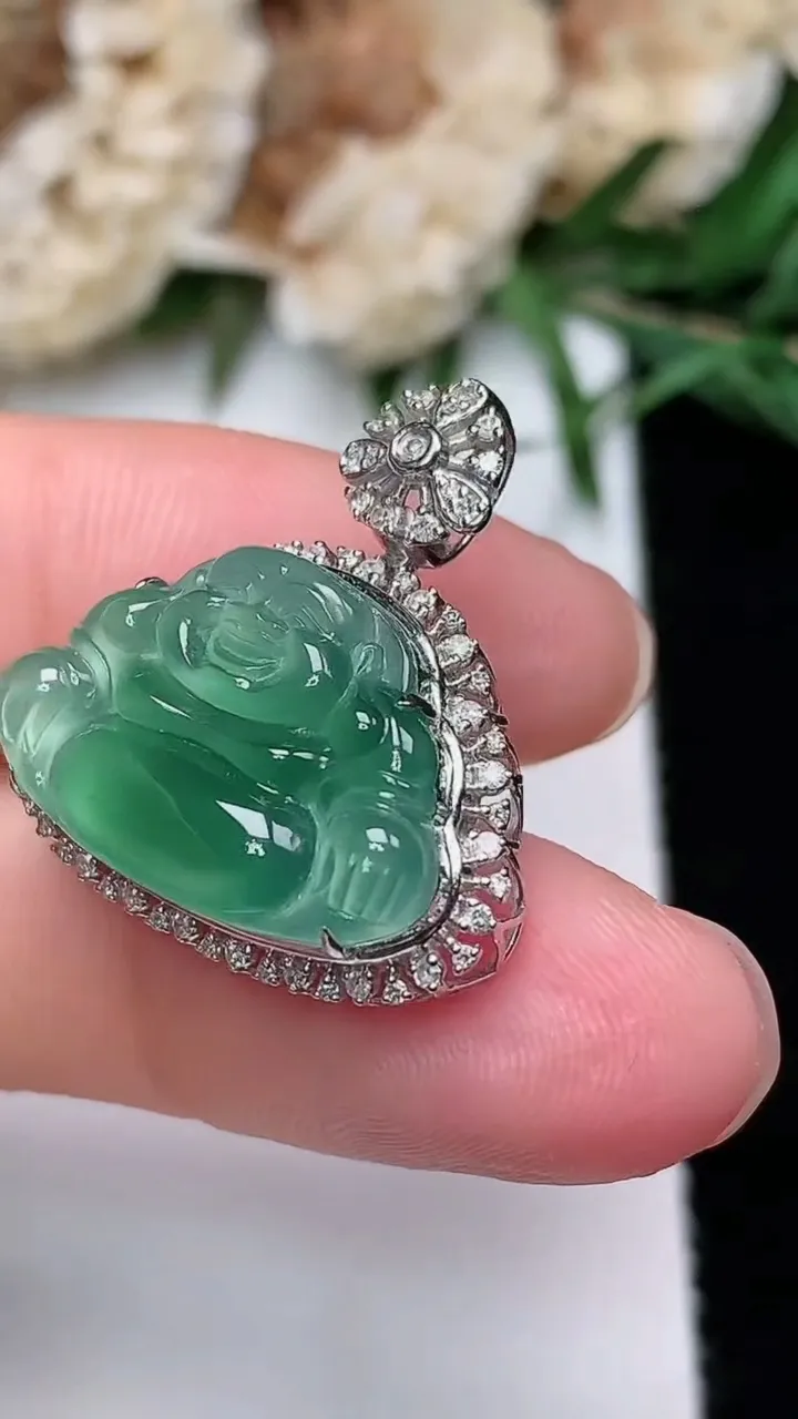 天然A货翡翠佛公吊坠，尺寸23-22.3-9裸石12.7-19.9，重量:3.67g
12月20日