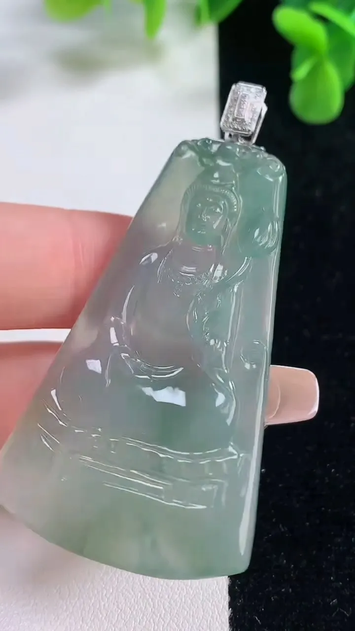 天然A货翡翠大势至菩萨吊坠，尺寸53.8-32.3-5.4，重量:17.40g
12月20日