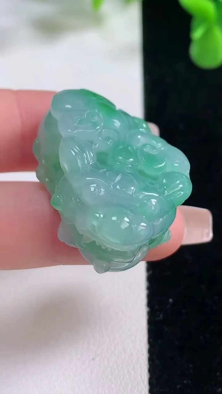 天然A货翡翠貔貅吊坠，尺寸32.4-22.8-15，重量:23.40g
12月20日