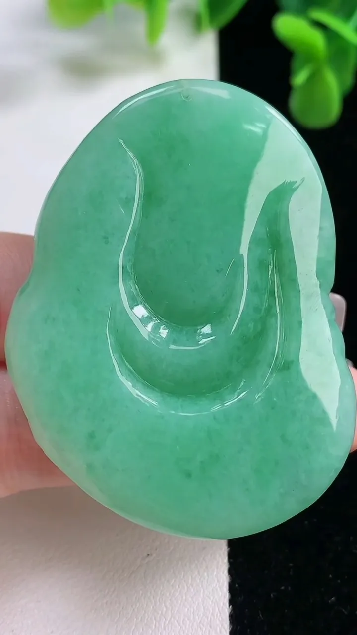 天然A货翡翠逍遥佛吊坠，尺寸53-40-10.4，重量:39.82g
12月20日