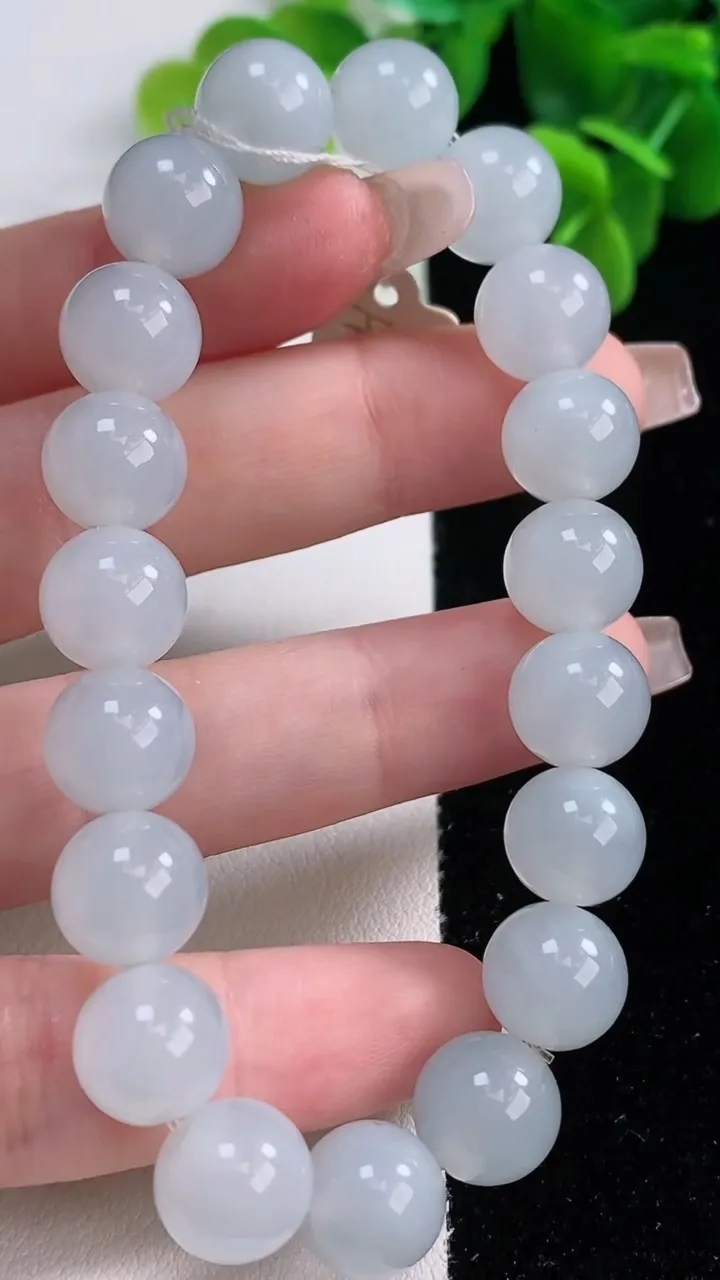 天然A货翡翠圆珠手串，尺寸10.3-19颗，重量:35.55g12月20日
工厂直销收藏佳品,种好水足，色泽均匀，有种有色，上手高大气！