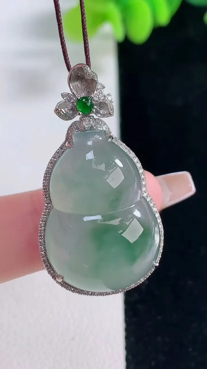 天然A货翡翠种飘花葫芦吊坠，尺寸35.7-19.5-10.6，裸石25-17.5重量:7.63g
1