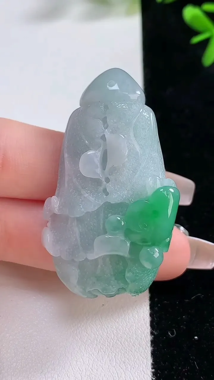 天然A货翡翠白菜吊坠，尺寸49-30-16，重:33.96g
12月20日