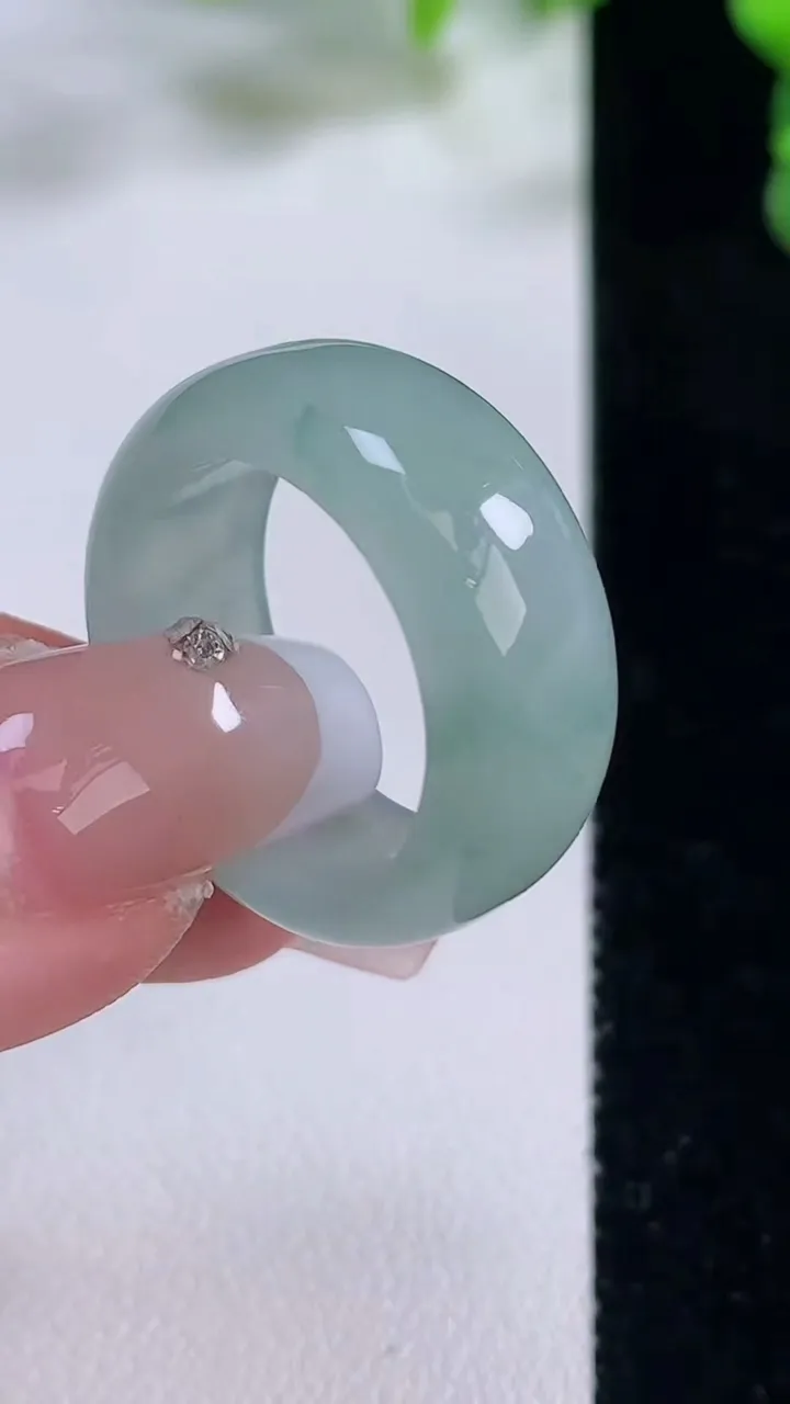 天然A货翡翠冰种飘花指环戒指，尺寸18.4-9.2-3.6，重量:6.56g2025年12月20日
工厂直销收藏佳品,种好水足，色泽均匀，有种有色，上手高大气！