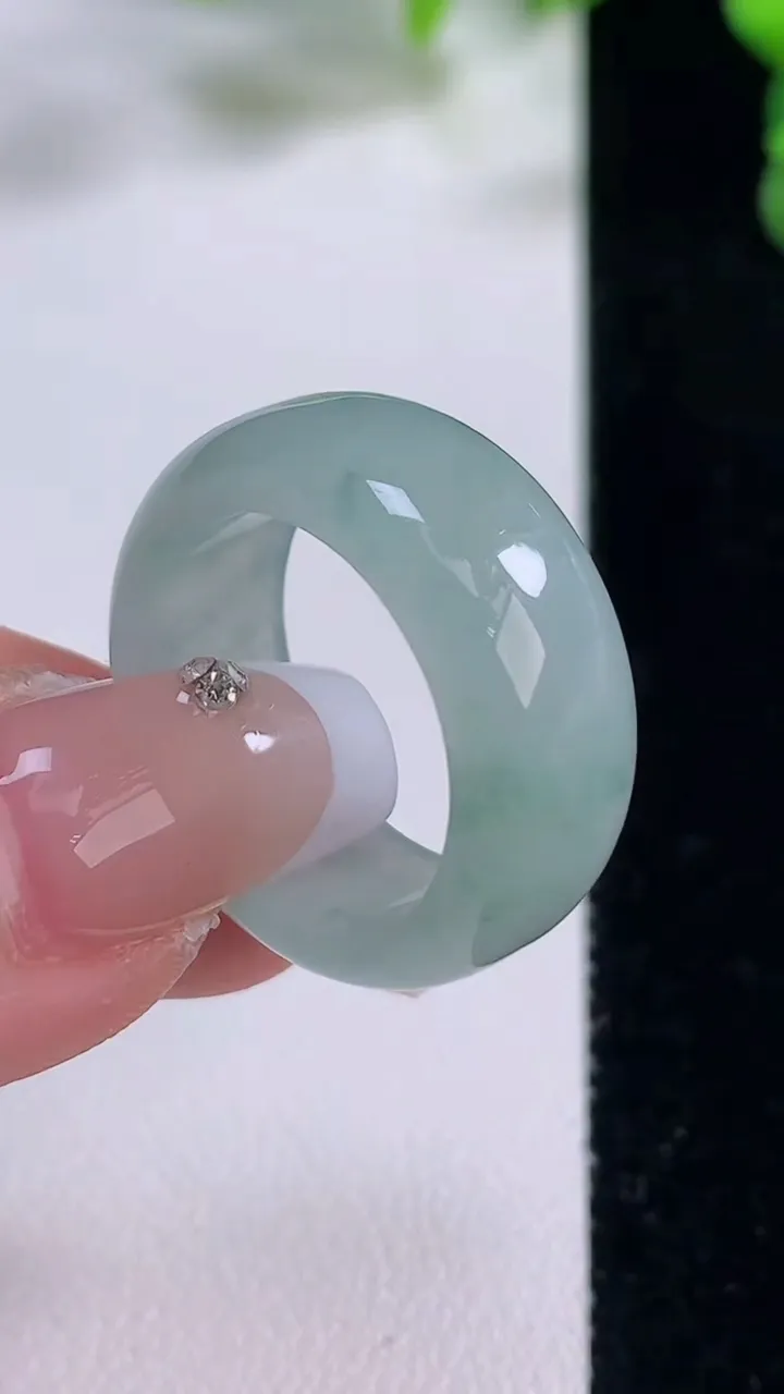 天然A货翡翠冰种飘花指环戒指，尺寸18.4-9.2-3.6，重量:6.56g2025年12月20日
工厂直销收藏佳品,种好水足，色泽均匀，有种有色，上手高大气！