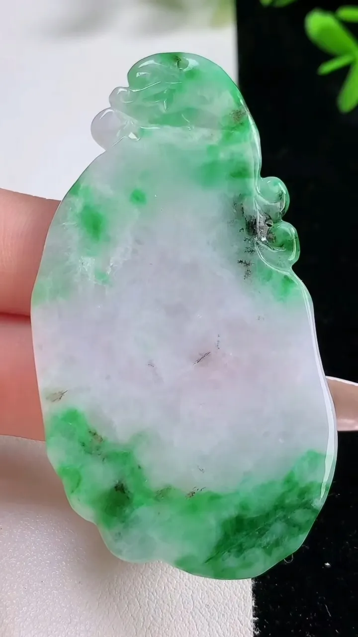 天然A货翡翠龙牌吊坠，尺寸66-35-5.5，重:21.95g
12月20日