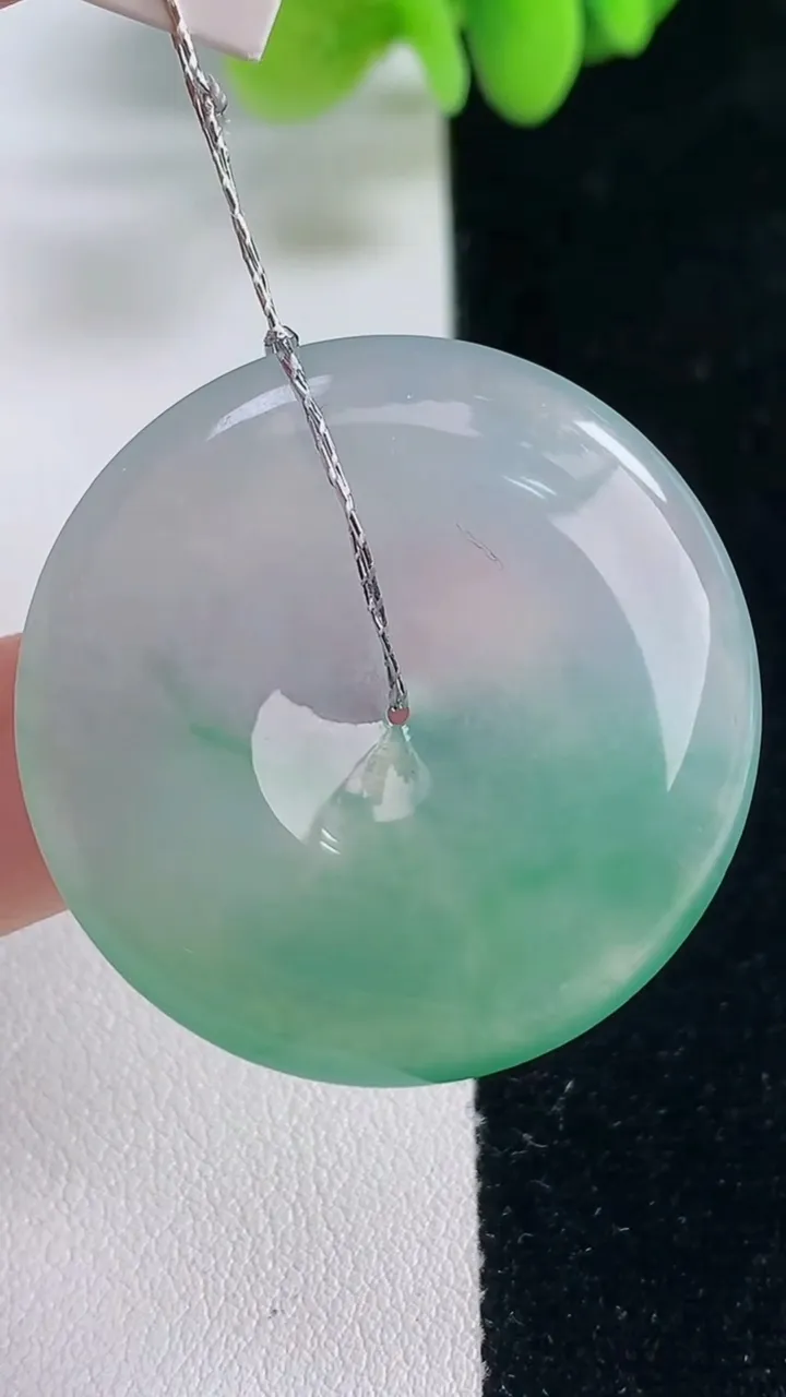 天然A货翡翠平安扣吊坠，尺寸35-4.7，重量:14.70g
12月20日