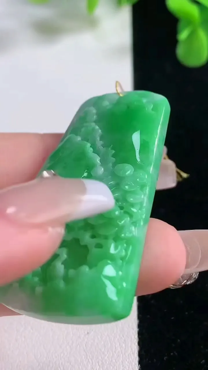 天然A货翡翠山水牌吊坠，尺寸47.7-27.7-6，重量:18.53g
12月20日