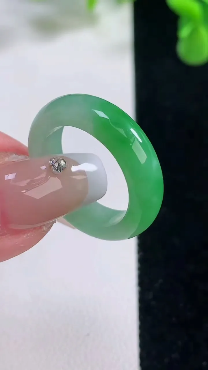 天然A货翡翠指环戒指，尺寸18-5.7-3.2，重量:4.46g2025年12月20日
工厂直销收藏佳品,种好水足，色泽均匀，有种有色，上手高大气！