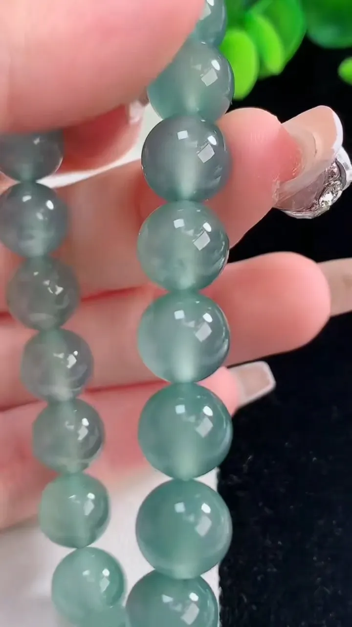 天然A货翡翠种蓝水圆珠手串，尺寸10-20颗，重量:33.24g12月20日
工厂直销收藏佳品,种好水足，色泽均匀，有种有色，上手高大气！