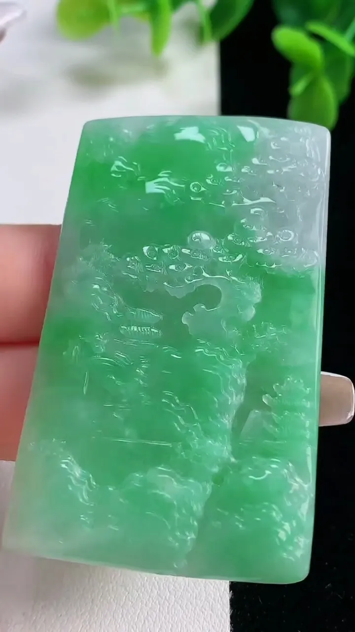 天然A货翡翠山水牌吊坠，尺寸56.3-35.8-3.5，重量:20.33g
12月20日