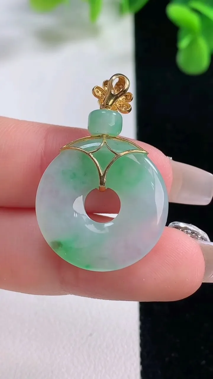 天然A货翡翠平安环吊坠，尺寸21.8-3.6，重量:4.76g
12月20日