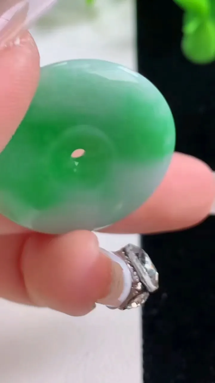 天然A货翡翠平安扣吊坠，尺寸29.7-5.2，重量:9.91g
12月20日