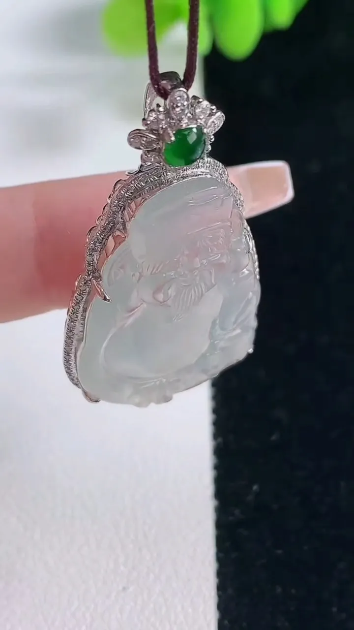 天然A货翡翠种白冰财神爷吊坠，尺寸40-21.6-7.2，裸石29.6-20重量:6.88g
12月20日