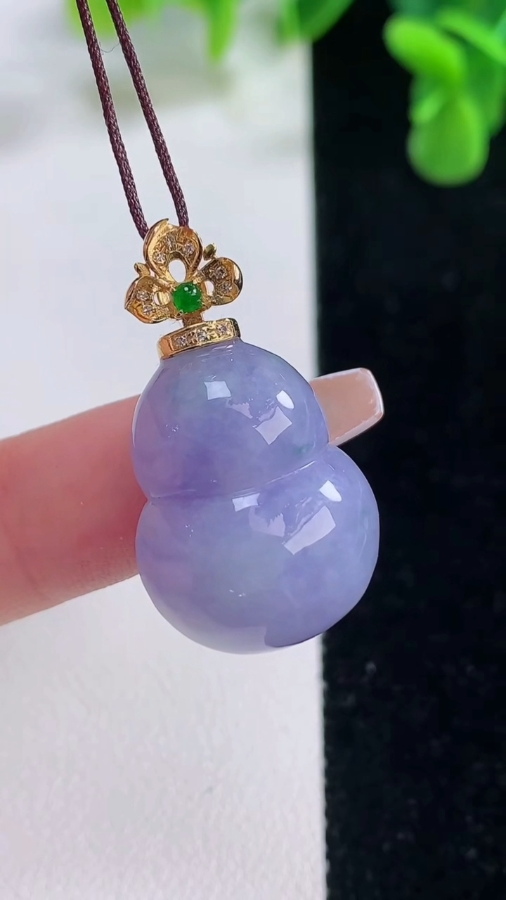 天然A货翡翠18K金紫罗兰葫芦吊坠，尺寸25-17.2-9.4，重量:6.50g
12月20日