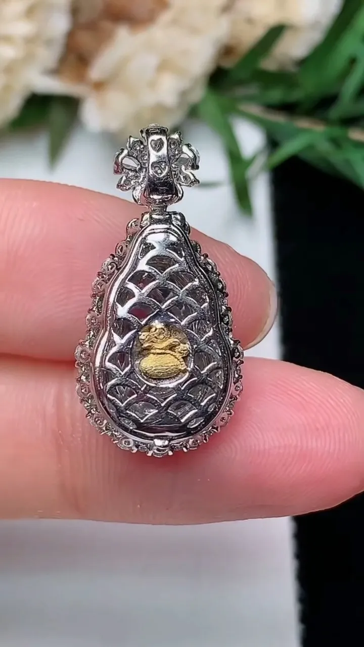 天然A货翡翠葫芦吊坠，尺寸24.5-12.2-8.8，裸石12.3-8，重量:3.11g
12月20日