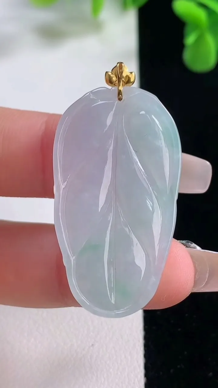 天然A货翡翠金枝玉叶 叶子吊坠，尺寸38.2-21.5-4.8，重量:7.18g
12月20日