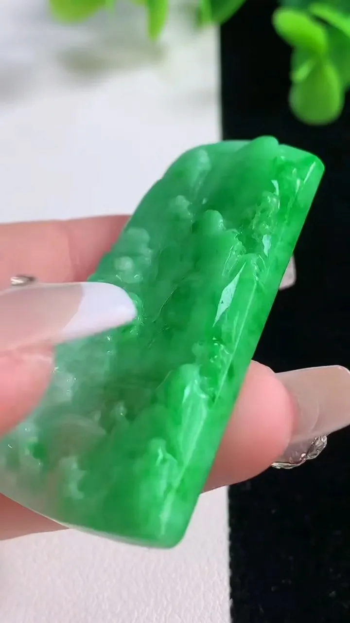 天然A货翡翠山水牌吊坠，尺寸50-30-5，重量:19.14g
12月20日