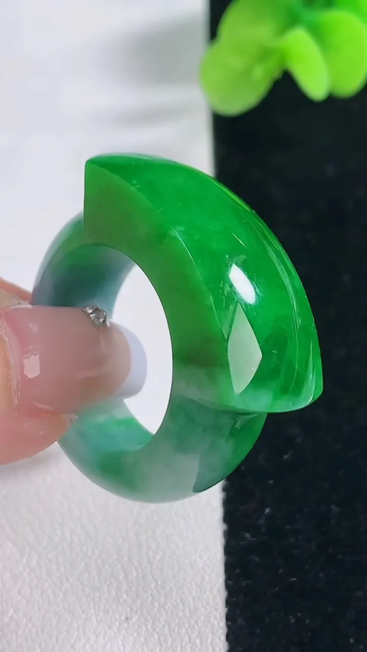 天然A货翡翠马鞍戒指 扳指，尺寸20.2-31.6-12.4-7.7，重量:16.25g2025年12月20日
工厂直销收藏佳品,种好水足，色泽均匀，有种有色，上手高大气！