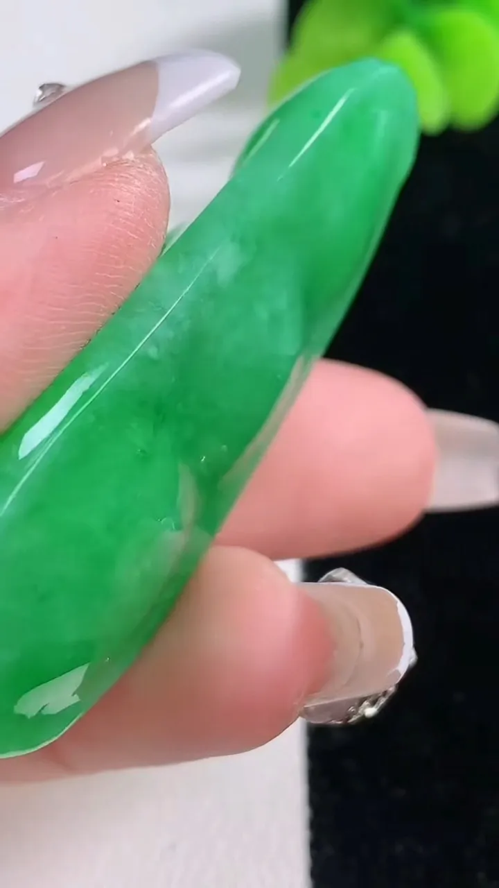 天然A货翡翠福豆吊坠，尺寸52.4-24.2-11.3，重量:21.87g
12月20日