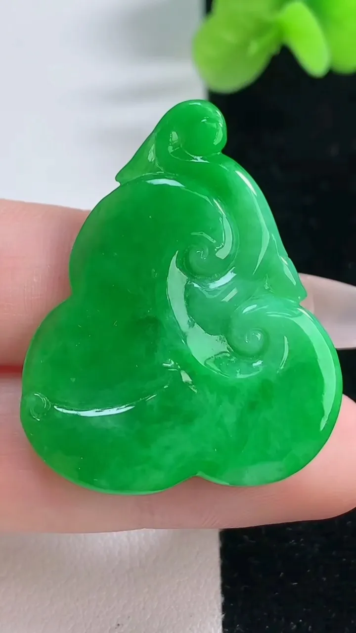 天然A货翡翠如意头吊坠，尺寸35.6-28.6-6，重量:9.04g
12月20日