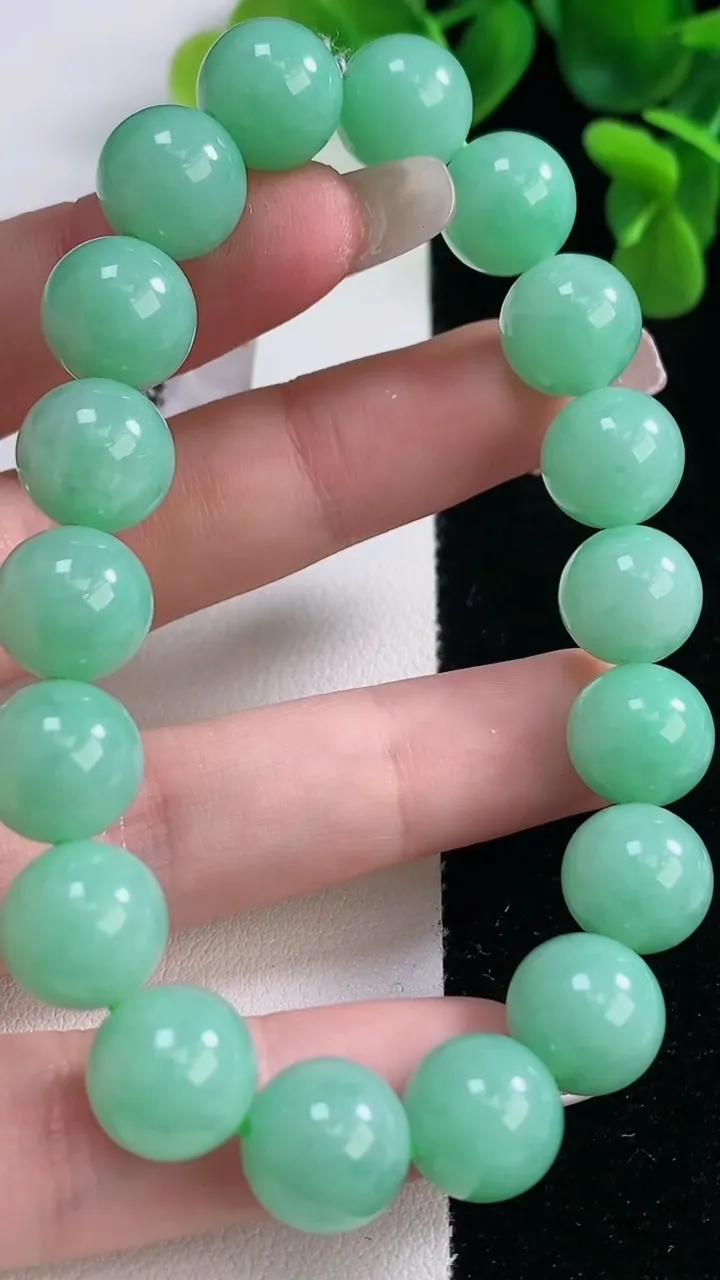 天然A货翡翠圆珠手串，尺寸10.8-18颗，重量:41.34g12月20日
工厂直销收藏佳品,种好水足，色泽均匀，有种有色，上手高大气！