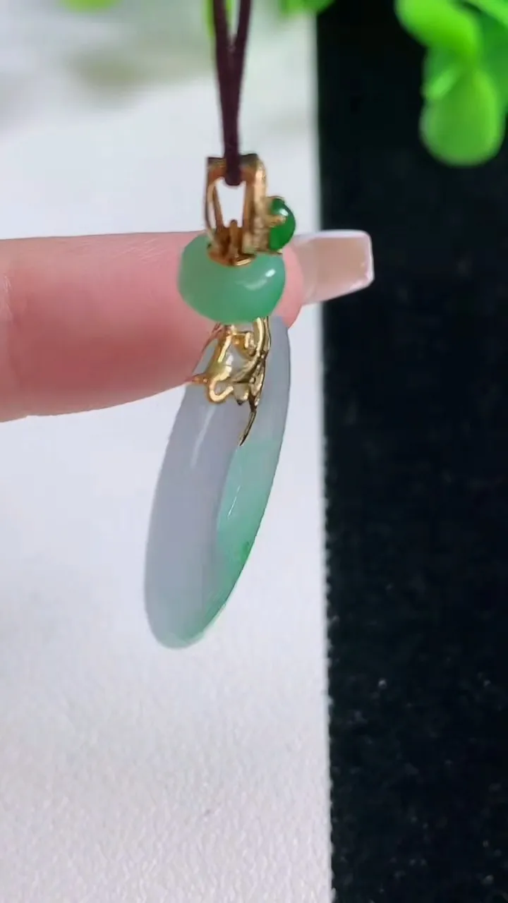 天然A货翡翠平安环吊坠，尺寸24.5-3.4，重量:5.62g
12月20日